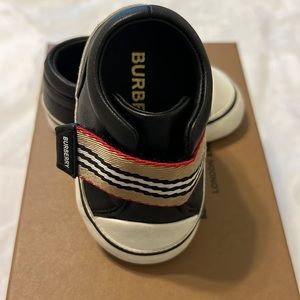 Baby Burberry black shoe